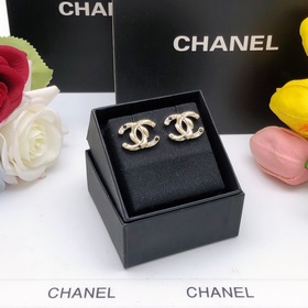 Номер XED0188 Новая модель CHANEL с двойным C из черных бриллиант