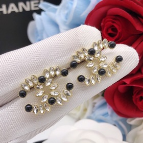 Номер XED0196 CHANEL Серьги с бриллиантами в форме «кошачий глаз»