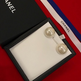 [Chanel] Серьги-гвоздики с жемчужинами Chanel. Популярная модель.