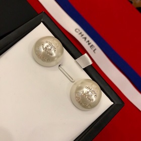 [Chanel] Серьги-гвоздики с жемчужинами Chanel. Популярная модель.