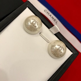 [Chanel] Серьги-гвоздики с жемчужинами Chanel. Популярная модель.