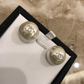 [Chanel] Серьги-гвоздики с жемчужинами Chanel. Популярная модель.