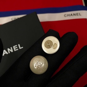 [Chanel] Серьги-гвоздики с жемчужинами Chanel. Популярная модель.