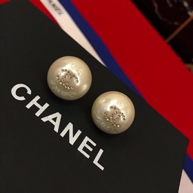 [Chanel] Серьги-гвоздики с жемчужинами Chanel. Популярная модель.