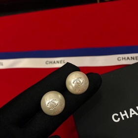 [Chanel] Серьги-гвоздики с жемчужинами Chanel. Популярная модель.