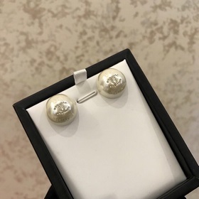 [Chanel] Серьги-гвоздики с жемчужинами Chanel. Популярная модель.