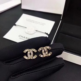 Chanel Классические серьги-гвоздики с двойным C из циркония и бри