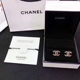 Chanel Классические серьги-гвоздики с двойным C из циркония и бри