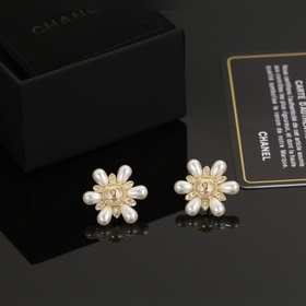 Новая коллекция весны и осени. Серьги-гвоздики Chanel с жемчужино