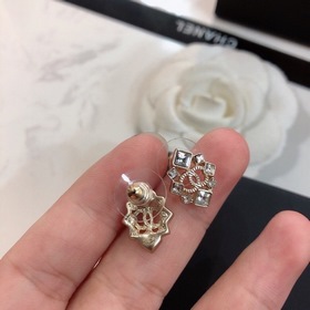 Серьги Chanel. Поступила большая партия новых сережек от бренда! 