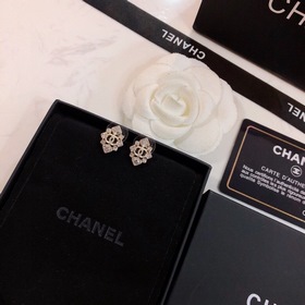 Серьги Chanel. Поступила большая партия новых сережек от бренда! 