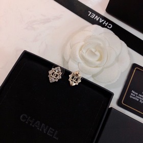 Серьги Chanel. Поступила большая партия новых сережек от бренда! 