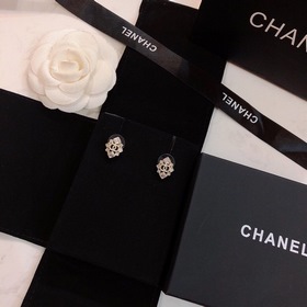 Серьги Chanel. Поступила большая партия новых сережек от бренда! 