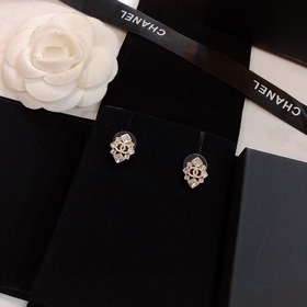 Серьги Chanel. Поступила большая партия новых сережек от бренда! 