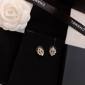Серьги Chanel. Поступила большая партия новых сережек от бренда! 