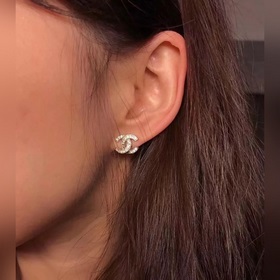 Chanel Классические серьги-гвоздики среднего размера, изготовлены