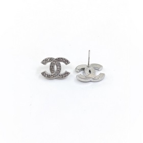 Chanel Классические серьги-гвоздики среднего размера, изготовлены