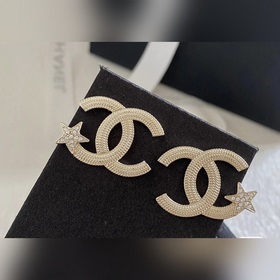 Новейшие серьги Chanel с золотыми звездочками. Изготовлены из лат