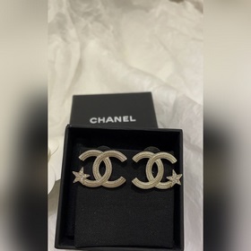 Новейшие серьги Chanel с золотыми звездочками. Изготовлены из лат