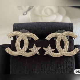 Новейшие серьги Chanel с золотыми звездочками. Изготовлены из лат