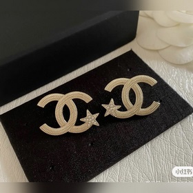 Новейшие серьги Chanel с золотыми звездочками. Изготовлены из лат