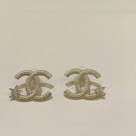 Новейшие серьги Chanel с золотыми звездочками. Изготовлены из лат