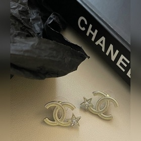 Новейшие серьги Chanel с золотыми звездочками. Изготовлены из лат