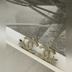 Новейшие серьги Chanel с золотыми звездочками. Изготовлены из лат