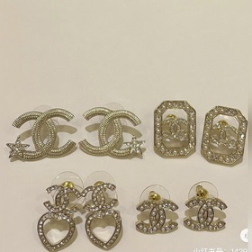 Новейшие серьги Chanel с золотыми звездочками. Изготовлены из лат