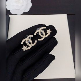 Новейшие серьги Chanel с пятиконечной звездой из светло-золотого