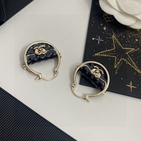 Chanel подержанные серьги-гвоздики. Модели Chanel не нуждаются в