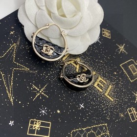 Chanel подержанные серьги-гвоздики. Модели Chanel не нуждаются в