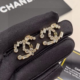 Chanel подержанные серьги с двойным C. Модели Chanel не нуждаются