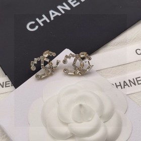 Chanel подержанные серьги с двойным C. Модели Chanel не нуждаются