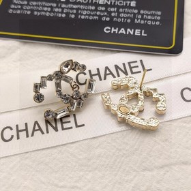 Chanel подержанные серьги с двойным C. Модели Chanel не нуждаются