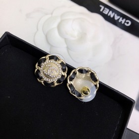 Маленькие серьги CHANEL с двойным C-образным элементом, элегантны