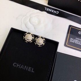 Маленькие серьги CHANEL с двойным C-образным элементом, элегантны