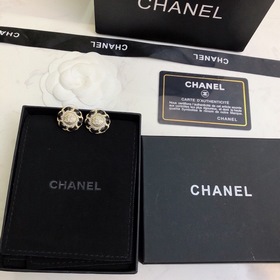 Маленькие серьги CHANEL с двойным C-образным элементом, элегантны
