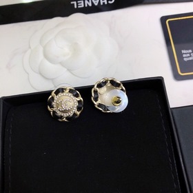 Маленькие серьги CHANEL с двойным C-образным элементом, элегантны