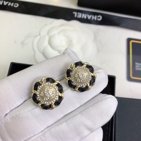 Маленькие серьги CHANEL с двойным C-образным элементом, элегантны