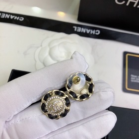 Маленькие серьги CHANEL с двойным C-образным элементом, элегантны
