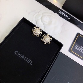 Маленькие серьги CHANEL с двойным C-образным элементом, элегантны