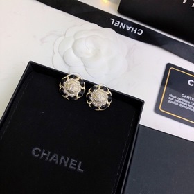 Маленькие серьги CHANEL с двойным C-образным элементом, элегантны