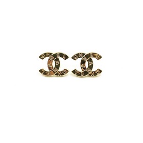 Обновленная модель сережек Chanel Small CC из латуни
