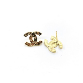 Обновленная модель сережек Chanel Small CC из латуни