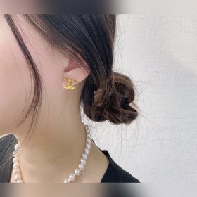 Обновленная модель сережек Chanel Small CC из латуни