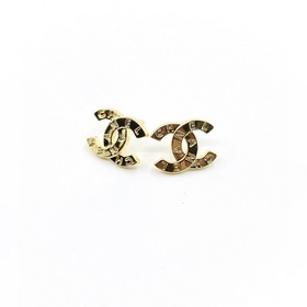 Обновленная модель сережек Chanel Small CC из латуни