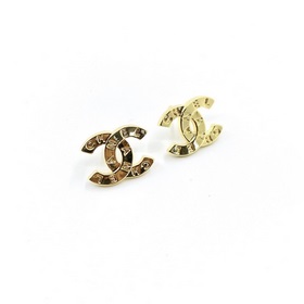 Обновленная модель сережек Chanel Small CC из латуни