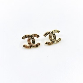 Обновленная модель сережек Chanel Small CC из латуни