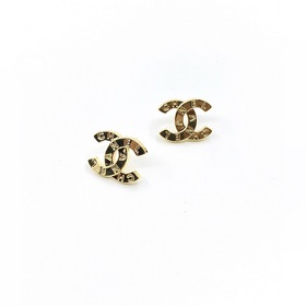 Обновленная модель сережек Chanel Small CC из латуни